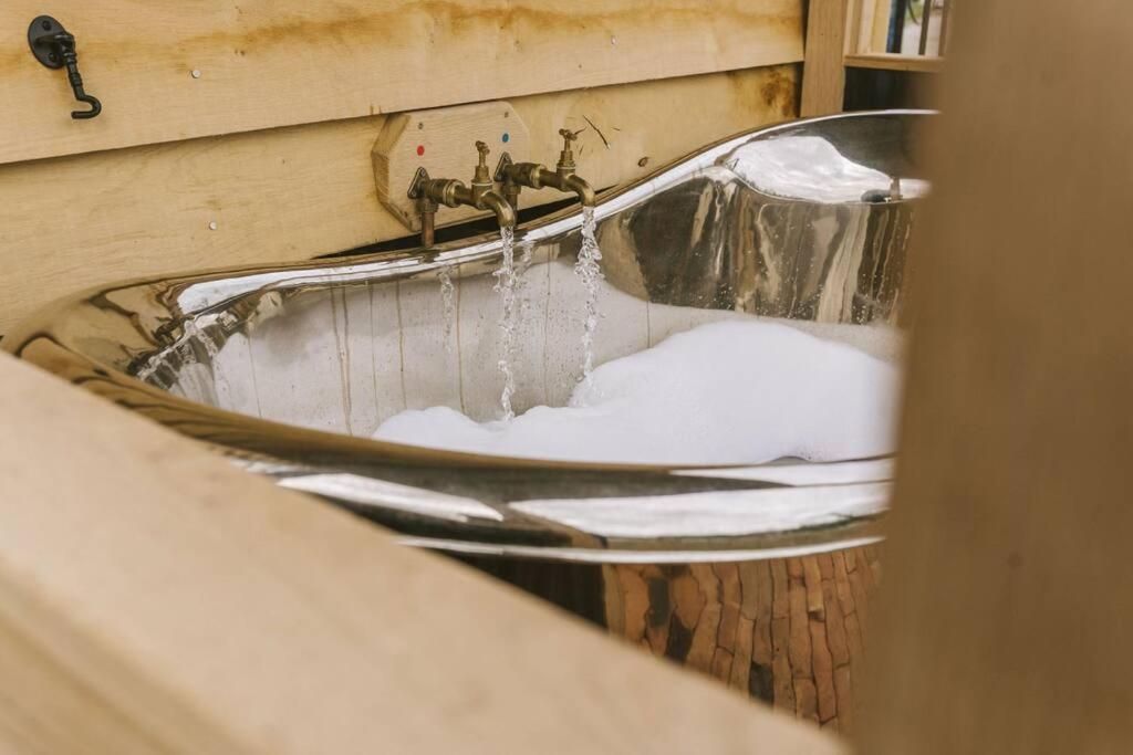 Apartmán Island Hut - Outdoor Bath Tub, Firepit And Water Equipment Saltford Exteriér fotografie